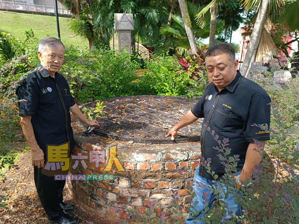 ■雷宝翔(右)与陈劲源巡视马六甲首座水库集水池遗迹,对该处环境欠佳、管理疏忽深表遗憾。