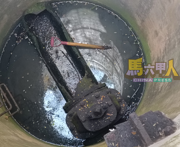 ■一些清理工具丢弃在水库内,历史遗迹遭人破坏,令人惋惜。