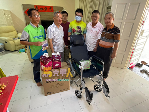 ■社会保险机构移交多功能轮椅、床垫和成人尿片,给予伤者家人,左起为里祖安、邱培栋、吴汉锦、吴汉坤、邱德和和杨镇华。