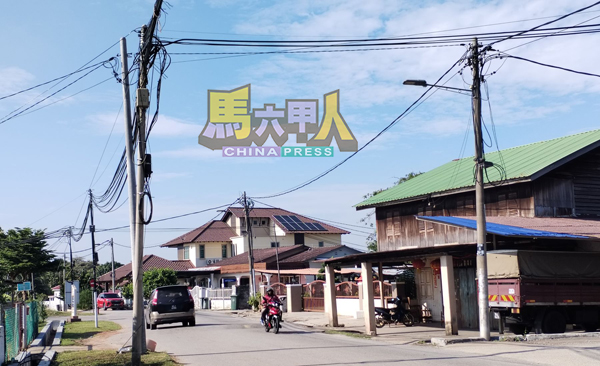 ■重型车辆频密的出入,破坏了新村的宁静。