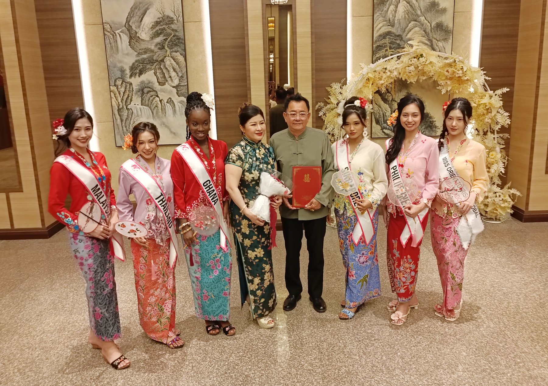 6位来自不同国家的旅游小姐特别身穿娘惹服装，为颜兴强与邱毓芳（右4及5）献上祝福。