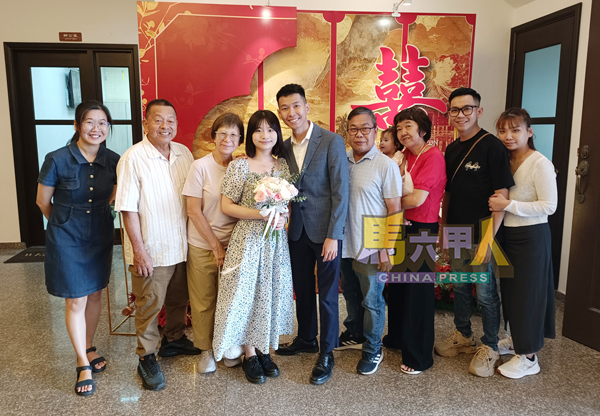 ■亲友们为在520登记注册的新人钟镇源与张惠雯(右5及6)献上祝福。