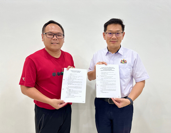 ■林万锋(右起)与颜诒胜鼓励符合条件的马六甲学生,踊跃申请中国广西政府提供5份广西财经学院奖学金学额。