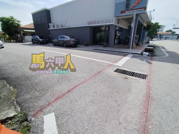 ■地面划上了标记,乃即将展开的涵管工程。
