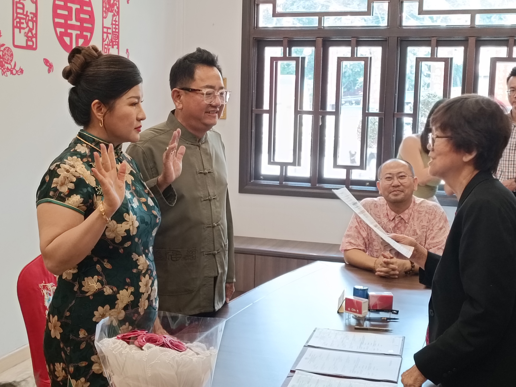 颜兴强与邱毓芳在马六甲兴安天后宫婚姻注册局登记，在注册官周凤兰（右）见证下完成注册仪式。