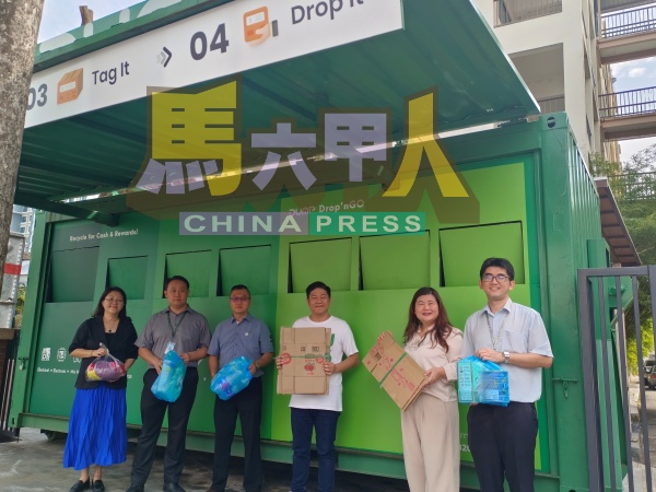 民众受促妥善分类好物资,再依据物资的类别投入环保站。