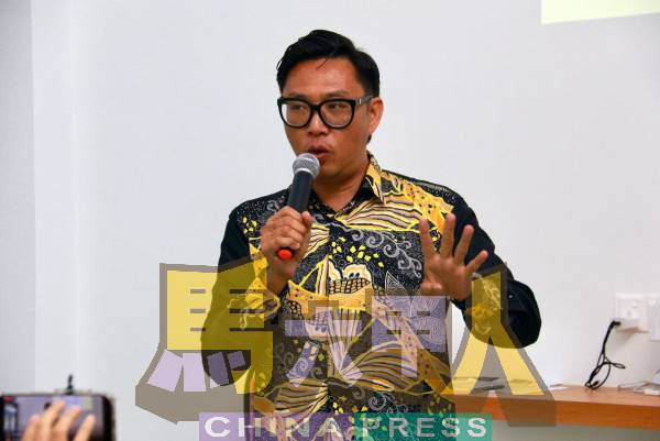 升学讲座邀请卓越中学老师曾钦垎主讲。