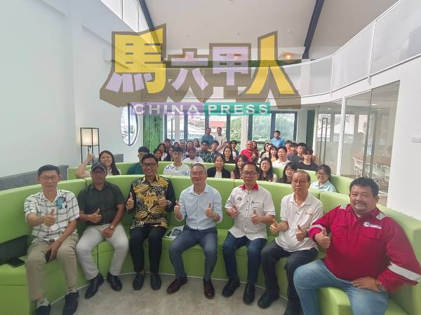 行动党教育小组主办SPM升学讲座，提供升学资讯，帮助毕业生更好规划升学路向，前排右起利查、李祥生、刘志俍、邱培栋及曾钦垎等人。