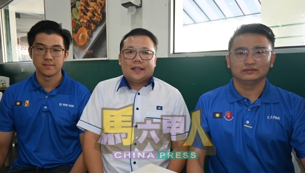 古启民（左起）、唐楠峰及彭传丰，应电子烟课题召开记者会。