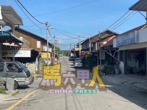 马接峇鲁新村村民、餐饮店常年饱受断水与低水压困扰,影响作息。