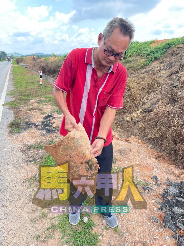 戴碧源向《中国报》展示拥有40年历史的水管,因老化变硬变脆,极易破裂。