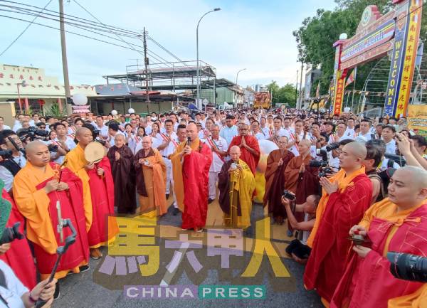 僧伽在游行开始前虔诚诵经，令现场充满法喜与祥和气息。
