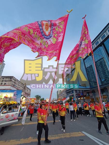 马六甲客家公会大旗队列阵前行，气势磅礴。