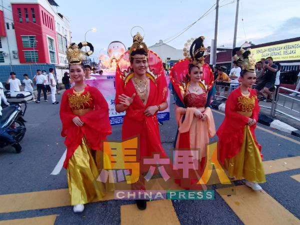 参与者身穿传统服饰，步履轻盈，犹如仙子下凡。