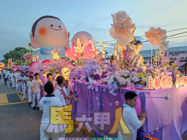 由马六甲佛教青年协会打造的“莲花宝珠，佛陀的一生”迎佛花车庄严登场，展现佛教弘法与喜庆精神。