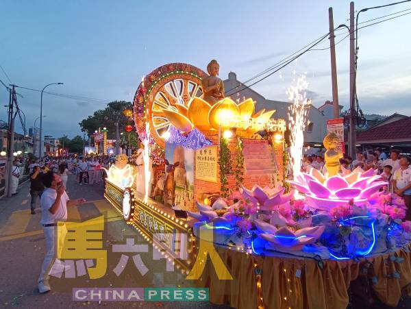 马六甲中华总商会以“莲华启慧，商德同辉”主题花车亮相，象徵佛法精神引领商界行稳致远、仁爱共荣。