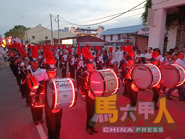 公教中学管乐团吹奏悠扬乐音，为花车游行添上青春与朝气。
