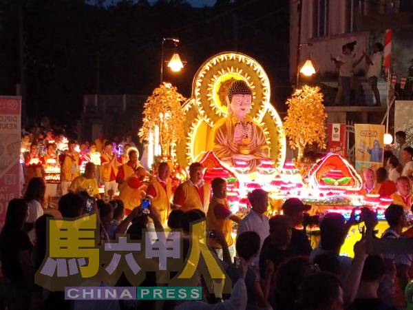 花车装饰精致华丽，呈现佛教教义与故事，吸引民众驻足观赏、感受佛法之美。