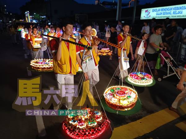 夜幕降临，千盏莲花灯亮起，为古城染上一片祥光与宁静。