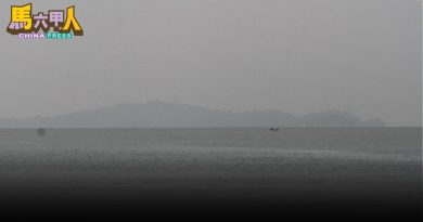 灰蒙天色罩古城   海岛建筑若隐若现