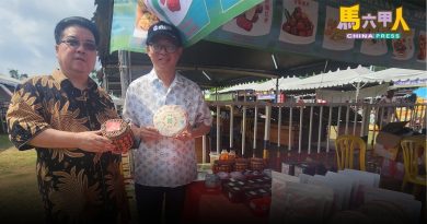 阿克馬 挑戰 諾希爾米 吃榴梿 甲農業節展銷會中比賽