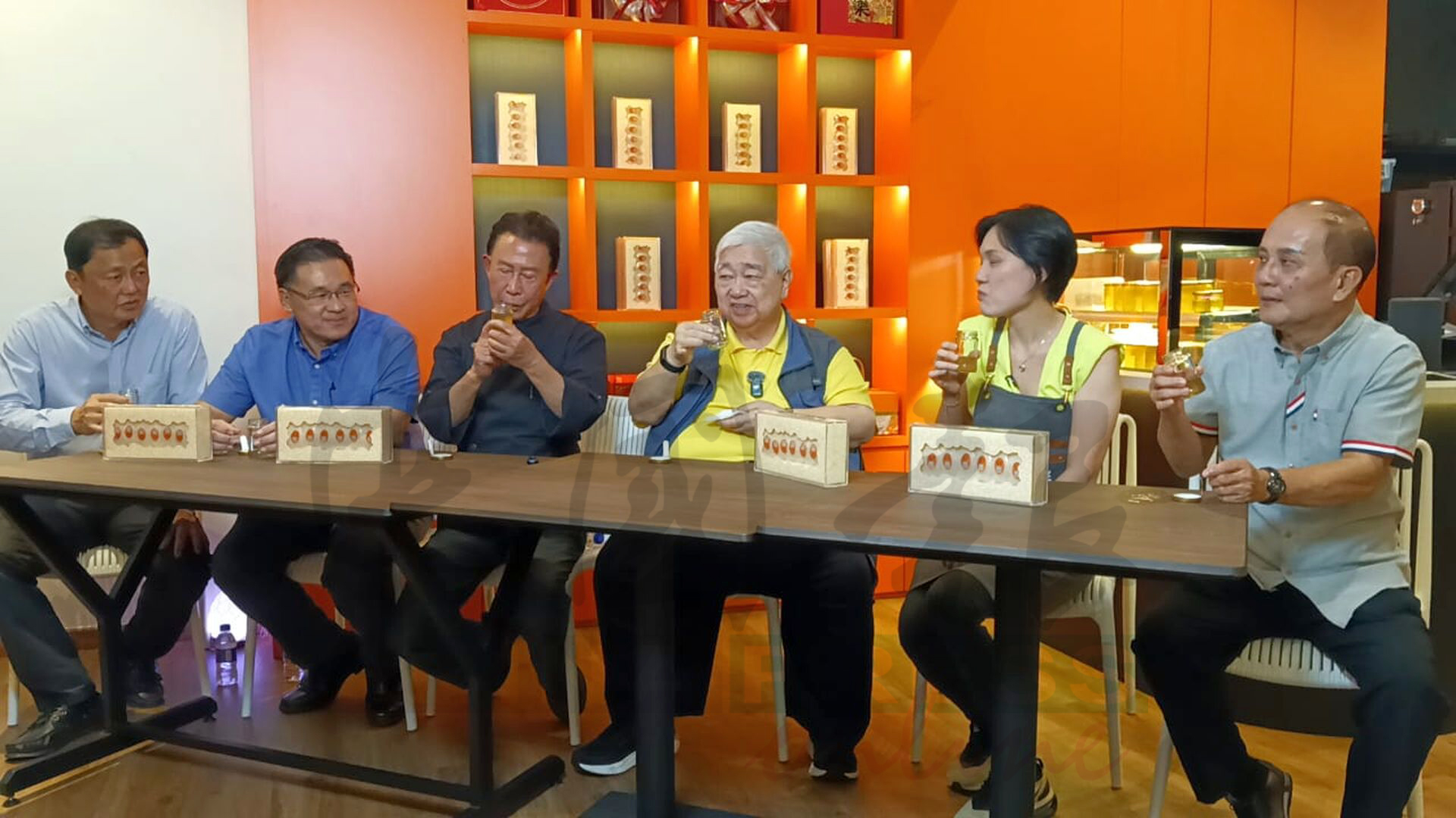 众嘉宾在会上品尝燕窝。左起陈美农、颜天禄、甄文达、梁文韬、王秀丽、李传财。