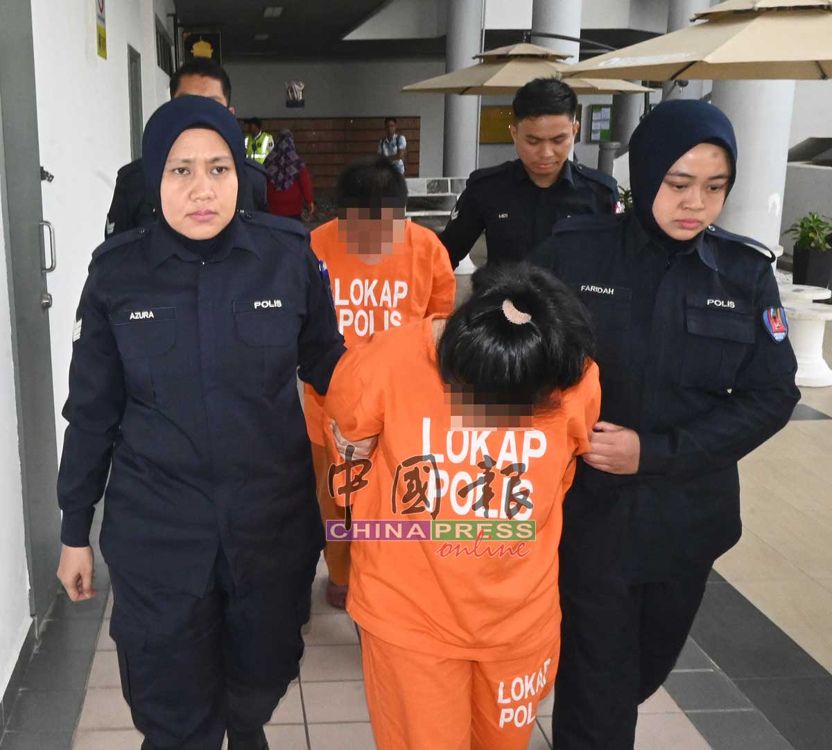 警方把小死者亲生母亲及继父带上法庭申请延长扣留令。
