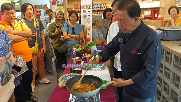 甄文达亲自下厨烹饪娘惹仁当鸡。