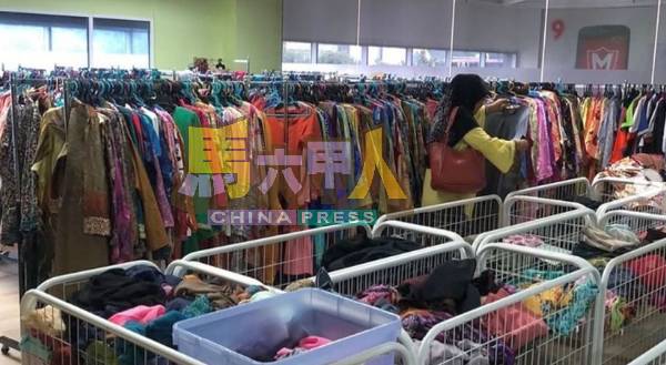 中心内最多的是各式衣物。