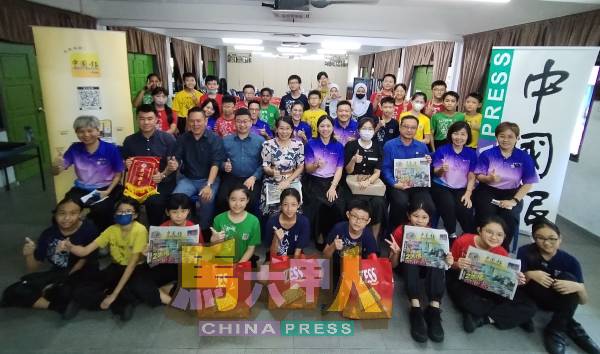 尚峰发展有限公司赞助《中国报》予爱极乐华小、培业华小及光华华小，受惠学校代表皆表示赞好。