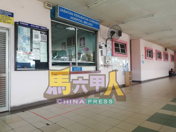 死者的母亲和友人周三（18日）早上到医院太平间，等候领尸。