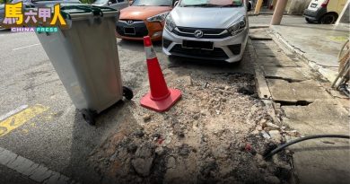 今日马六甲头条〡施工未善后害的？ 车轮入坑踩油 倒撞2车