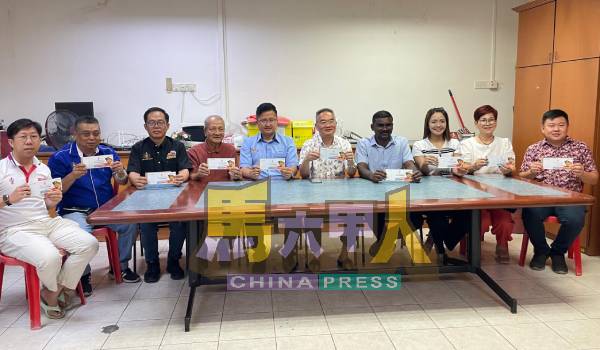 马六甲民主行动党阔别3年举办“民主行动党团结晚宴”,以筹募常年活动基金,欢迎民众与支持者踊跃出席。左起为刘伟漩、雷宝翔、刘志俍、丘宝生、谢守钦、邱培栋、沙米纳登、林朝雁、傅秋霞及张文杰。