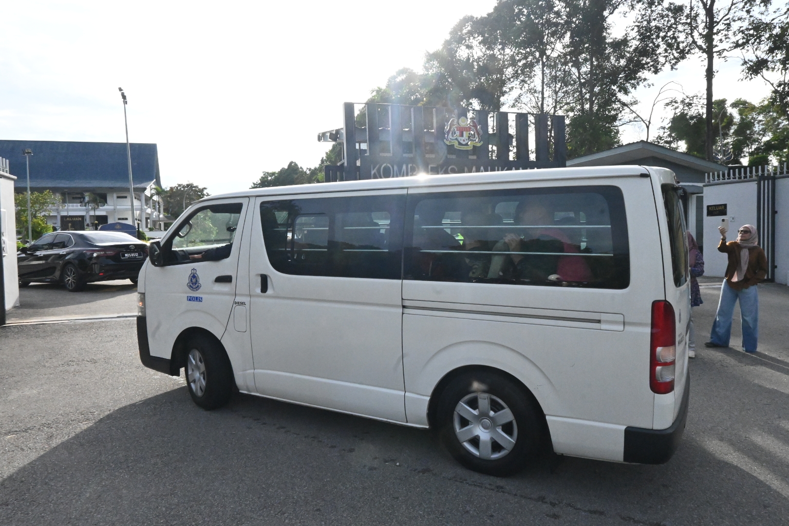 中五生弑母兄｜2谋杀死罪及伤人罪 17岁少年 背3控罪