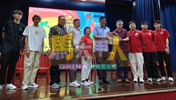 陈奕福(右4起)赠送水果礼篮予谢守钦。左起起李勇辉、李垠申、伍柑聪、陈映宏、吴佼花、陈文康、刘劲陞及童秉盛。