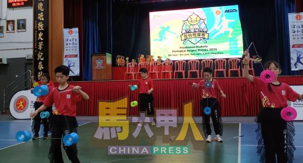 育民小学扯铃队伍呈现扯铃表演。