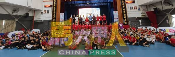 第6届扯铃观摩赛开幕礼与参赛者大合照。