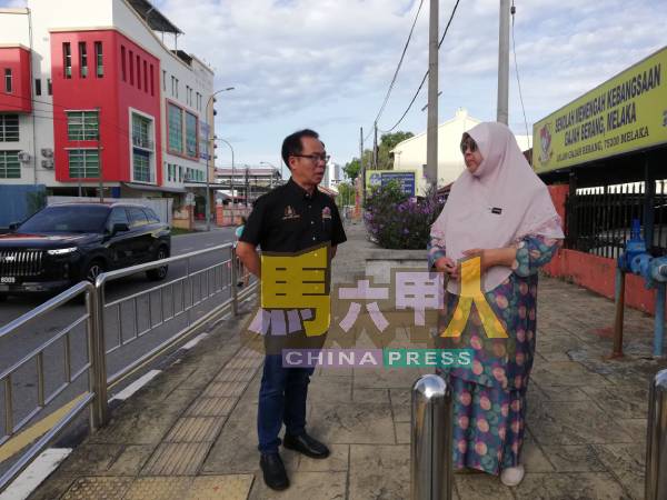 刘志俍(左起)向弗芝雅了解雅佳美浪路的安全问题。