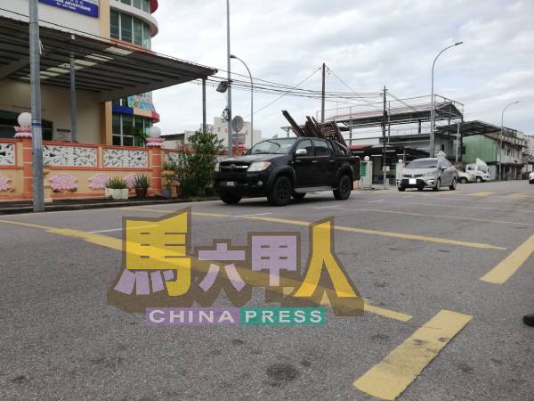 路面减速黄线已褪色和模糊。