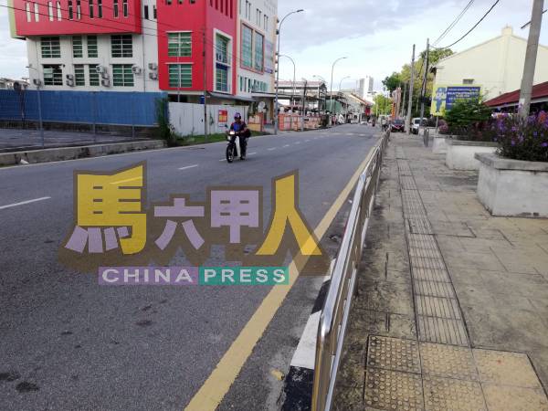 笔直的雅佳美浪路有必要增加公路安全设备。