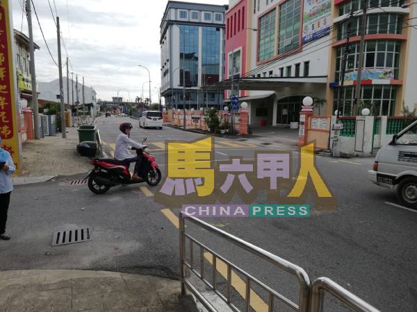 驶出路口的摩哆或车辆,都小心翼翼。