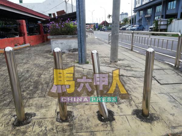 学校人行道上的防撞柱被撞。