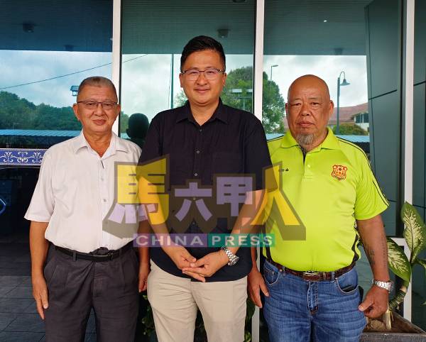 交流后,黄守群(左起)与谢守钦对记者发表谈话,右为马六甲姑苏厨业慎兴行茶酒楼公会副会长刘劲楠。