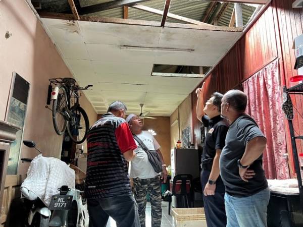 林万锋(右2)到灾民家中了解情况。