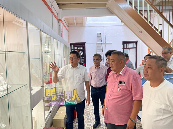 刘国景(前排右起)及陈金顺等,陪同刘国泉(左)参观“甲德瓷缘”展厅。