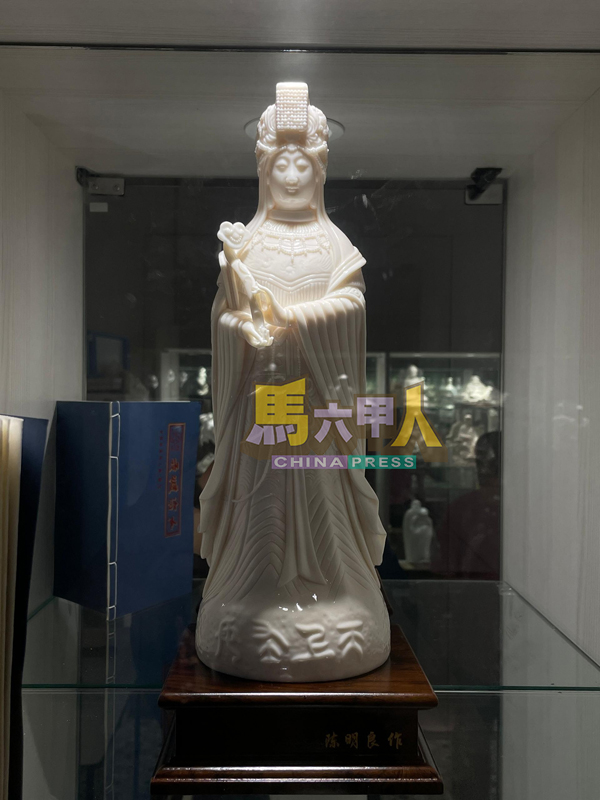 洁白如玉、工艺精湛,出自中国国家级非物质文化遗产代表性传承人陈明良巧手的“中华妈祖”陶艺。
