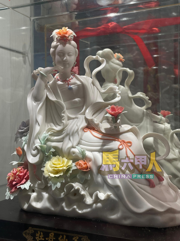 “牡丹仙子”陶艺作品以中国白呈现仙子之姿,再以彩色花卉细致点缀。