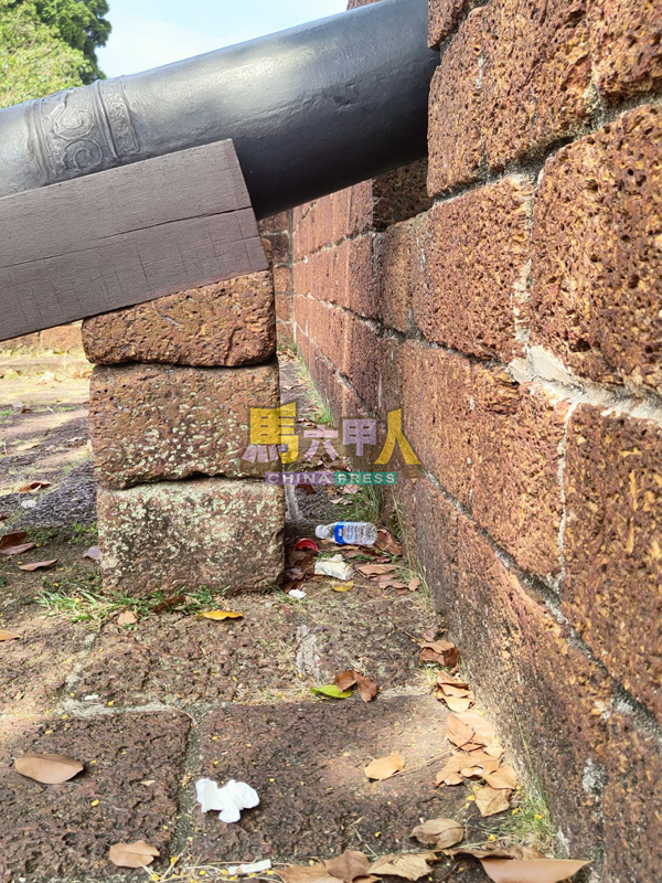 ■Middelburg仿造城堡上的大炮底下可见垃圾。