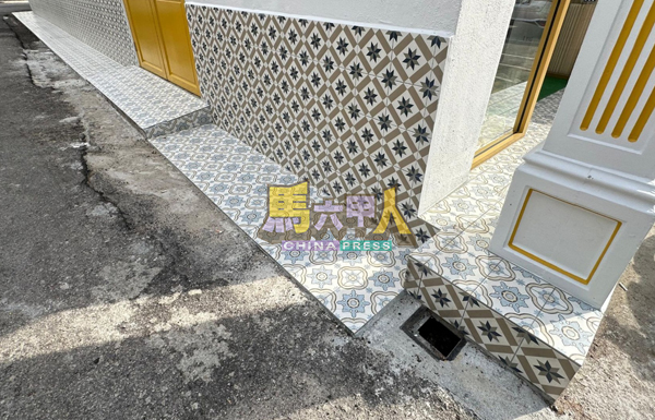 甲市政厅发通告,下令海山街一个改造的老建筑单位,拆除不合规格的走道。