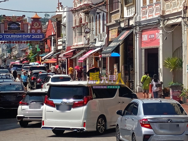 尽管3天连假已结束,但目前仍处于学校假期期间,鸡场街依然吸引不少游客。